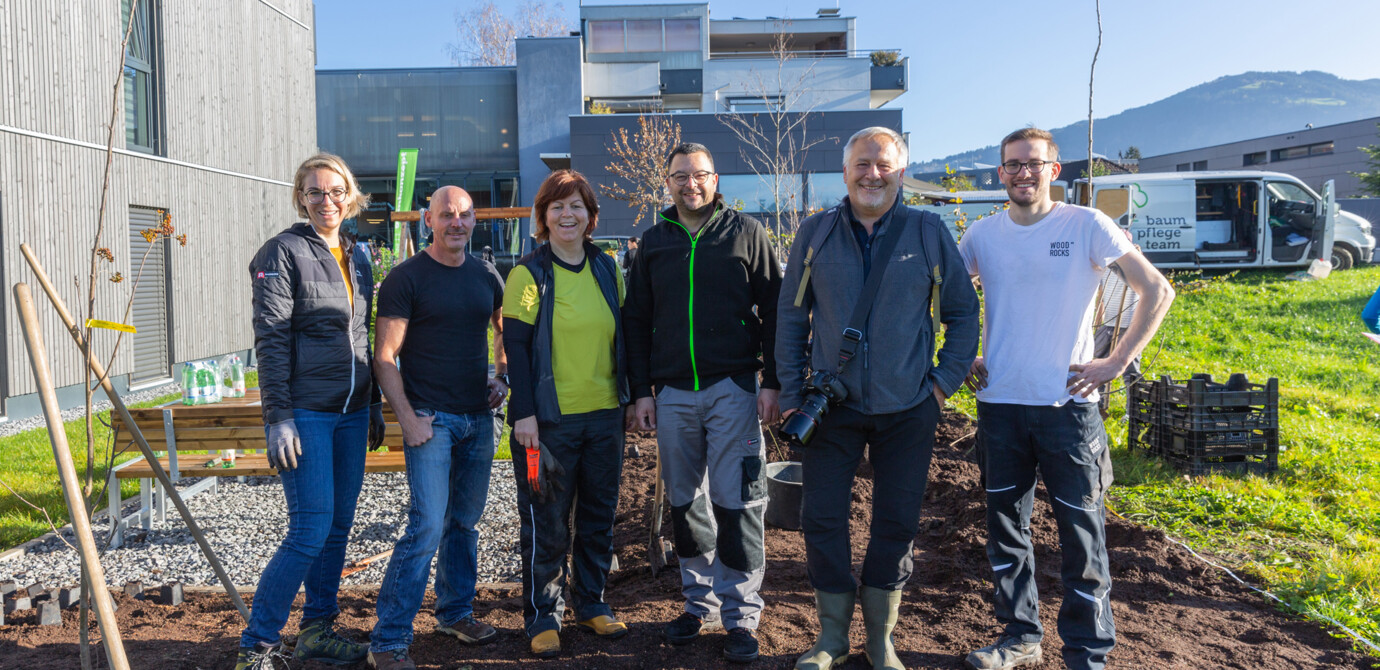 Katharina Fuchs, Stefan Mittersteiner und Andrea Moosbrugger von Rhomberg Bau waren gemeinsam mit Grundstücksbesitzer und Sponsor Stefan Raggl, Naturfotograf Conrad Amber und Martin Rohner von WoodRocks Bau im Einsatz für den Klimaschutz. Katharina Fuchs, Stefan Mittersteiner und Andrea Moosbrugger von Rhomberg Bau waren gemeinsam mit Grundstücksbesitzer und Sponsor Stefan Raggl, Naturfotograf Conrad Amber und Martin Rohner von WoodRocks Bau im Einsatz für den Klimaschutz.